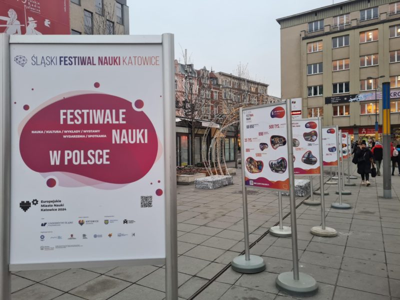 Na zdjęciu Wystawa Śląskiego Festiwalu Nauki na katowickim Rynku